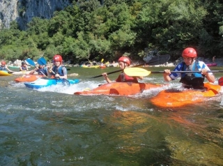  Kayak en aguas abiertas en movimiento